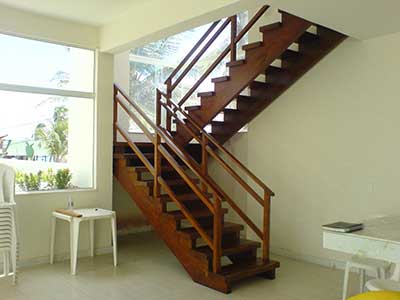 imagens de escadas de madeira
