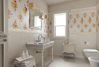 com papel de parede 2 imagens de banheiros decorados